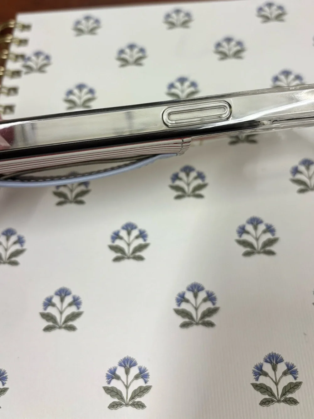 Wallis Lady Liberty Case with Light Blue Strap iPhone 15